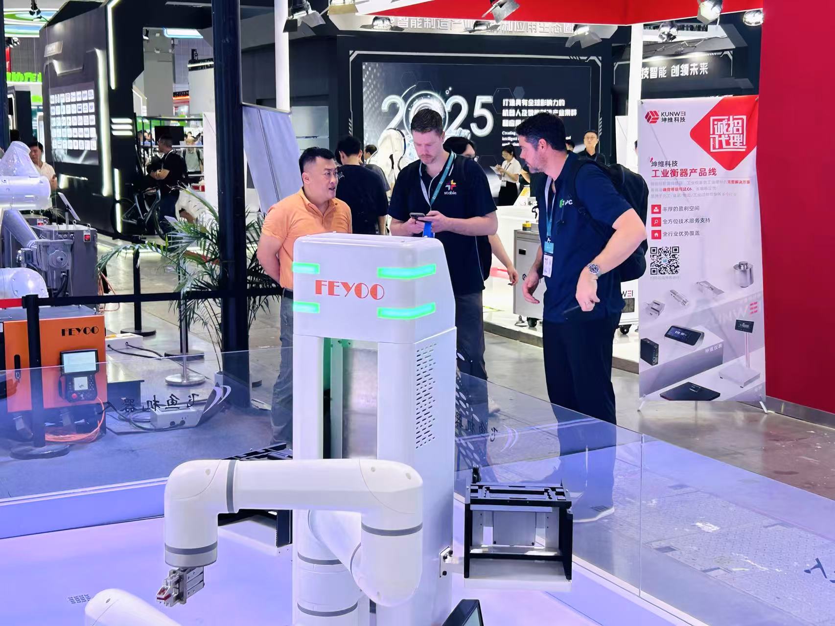 飞鱼携核心机器人产品圆满参加上海工博会