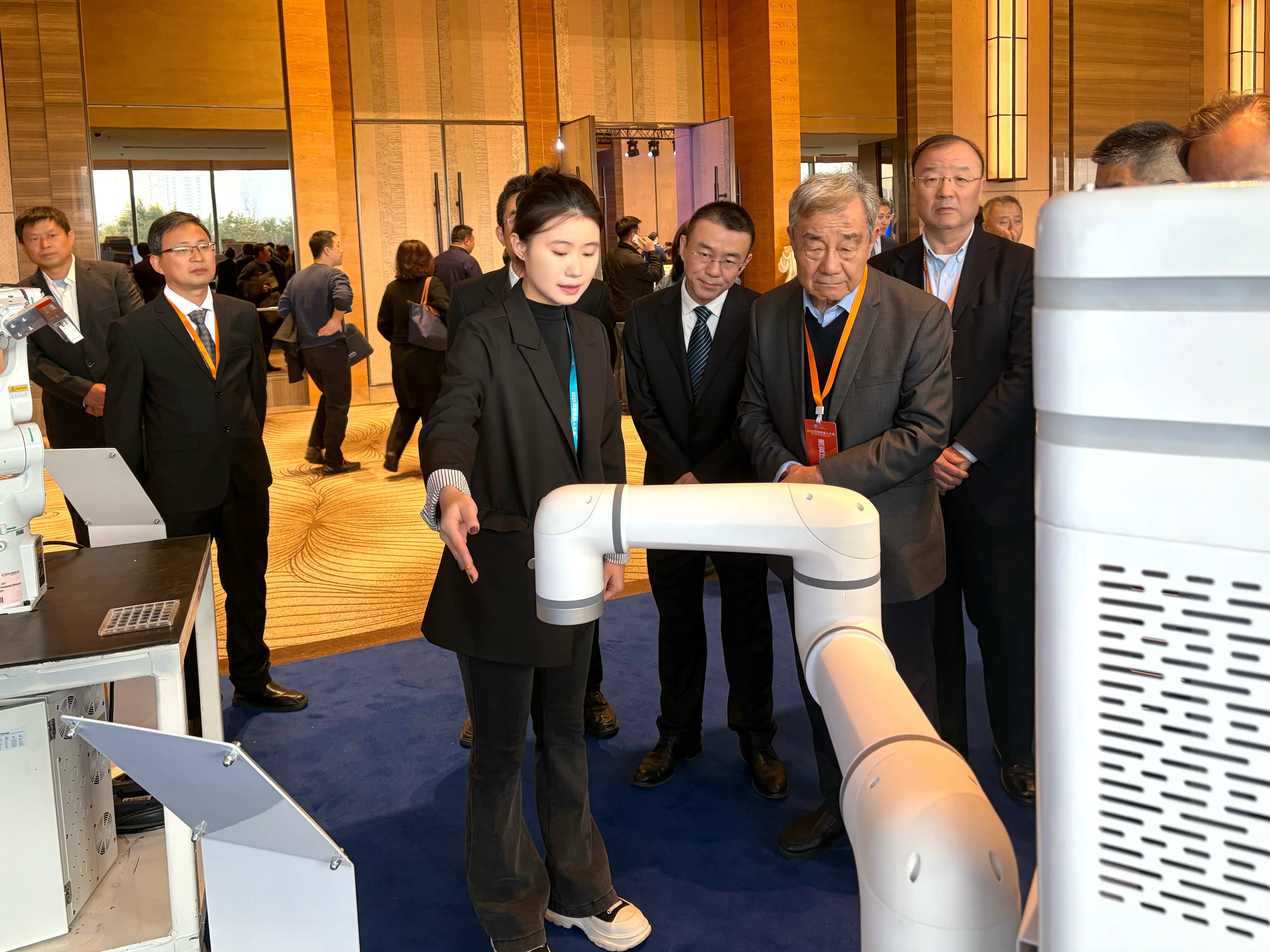 机器人大会现场.jpg 机器人大会现场.jpg