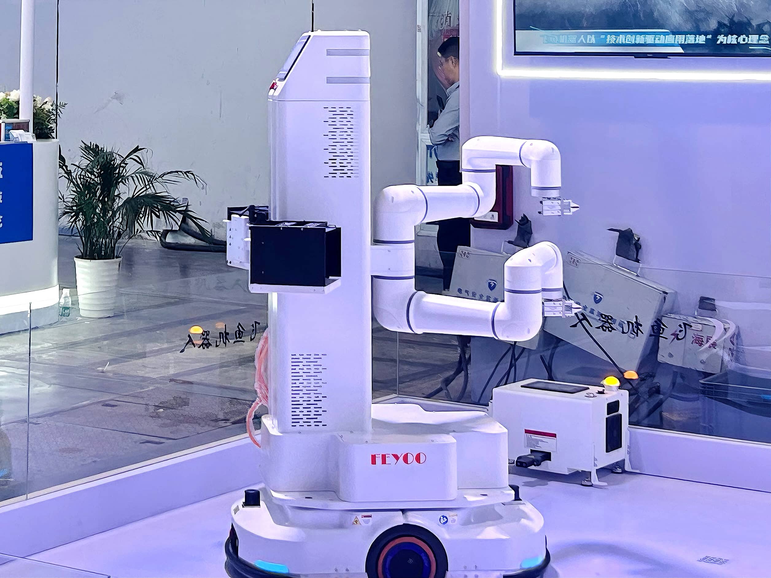 轮式双臂洁净室机器人开发成功,助力高端制造智能化升级